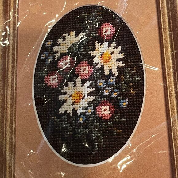 Vintage Embroidery Kit Cabbage Rose and Daisies #0144 The Creative Circle - Picture 3 of 5
